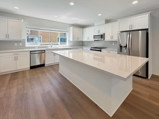 Building Photo - Spacious 4Bd/3.5Ba Home in Gated Lake Fore...