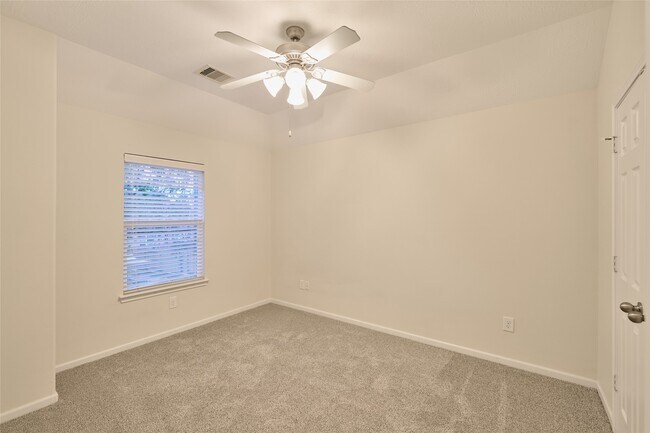 Building Photo - 12515 Lakeshore Dr