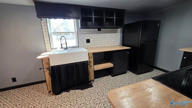 Building Photo - 713 W Washington St