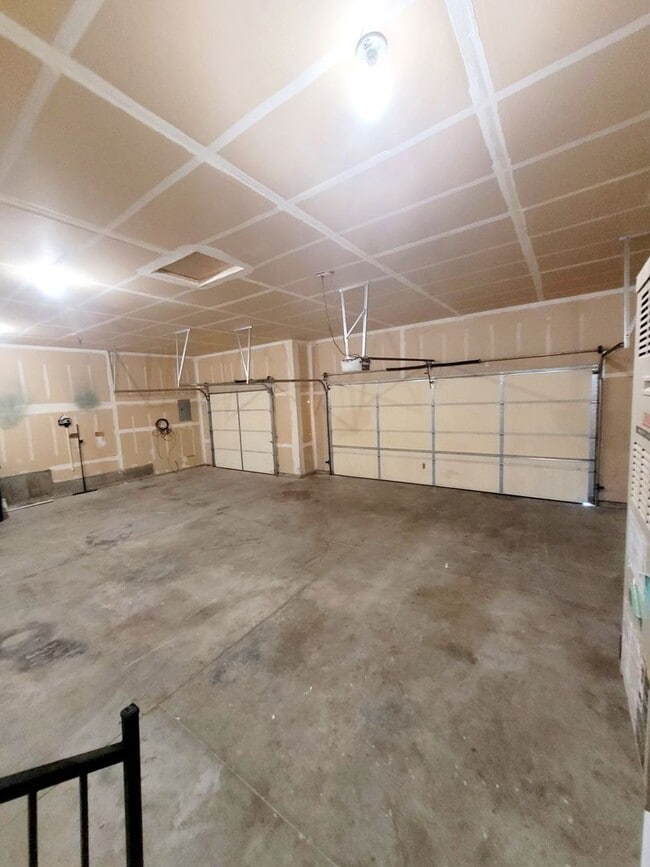 Building Photo - Newly upgraded 4 bedroom