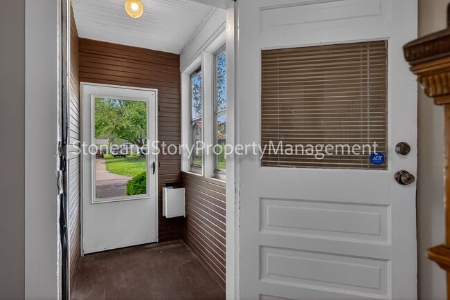 Building Photo - Large 4 bedroom 2 bath in well established Oakland neighborhood