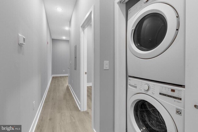 Building Photo - 2119 N Front St