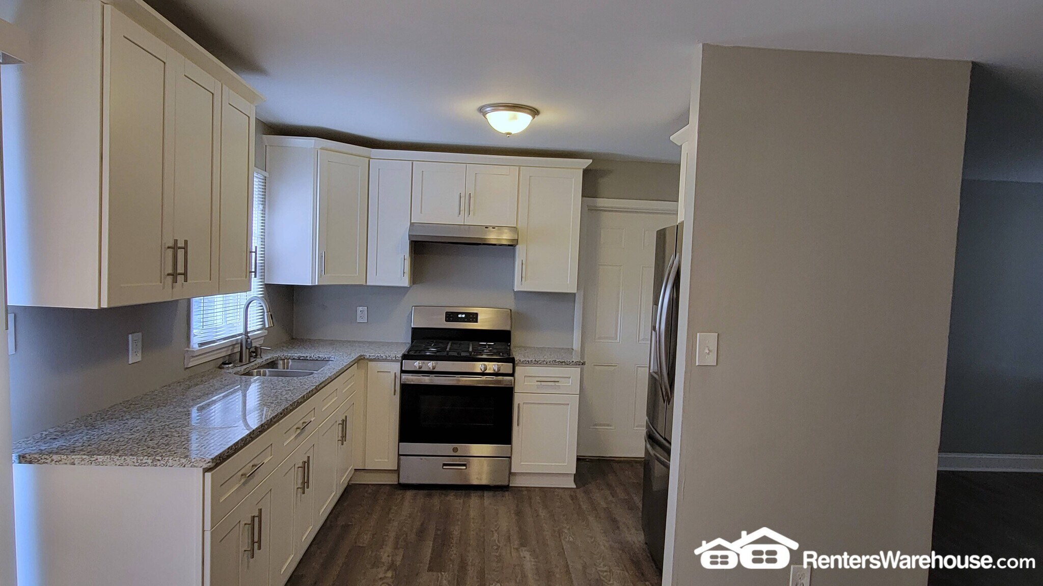 Building Photo - 131 Oak Dr SW