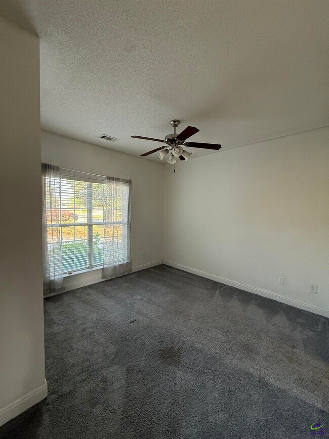 Building Photo - 136 Roseine Dr