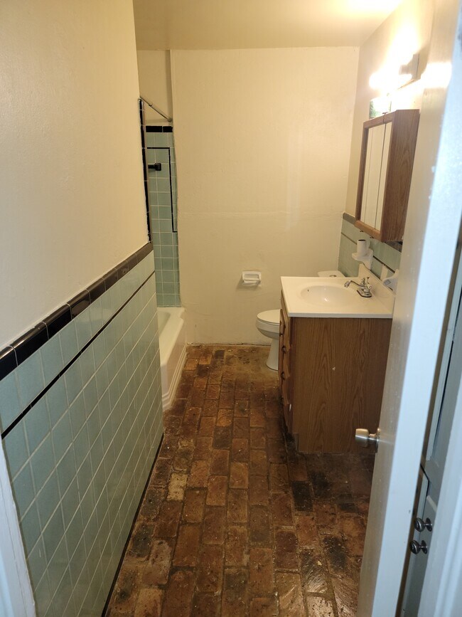 Building Photo - 2501 Rowell St