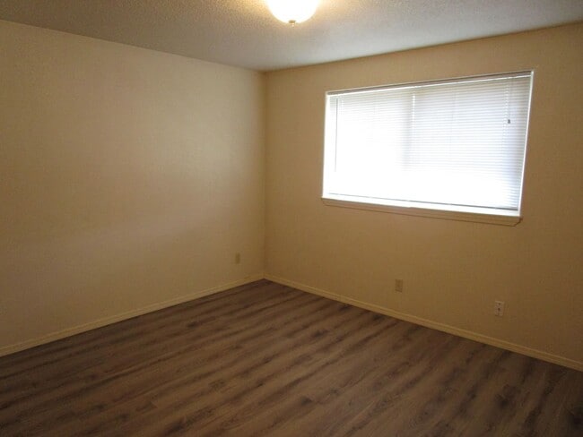 Building Photo - 2 Bedroom Duplex Near Library - Water/Sewe...