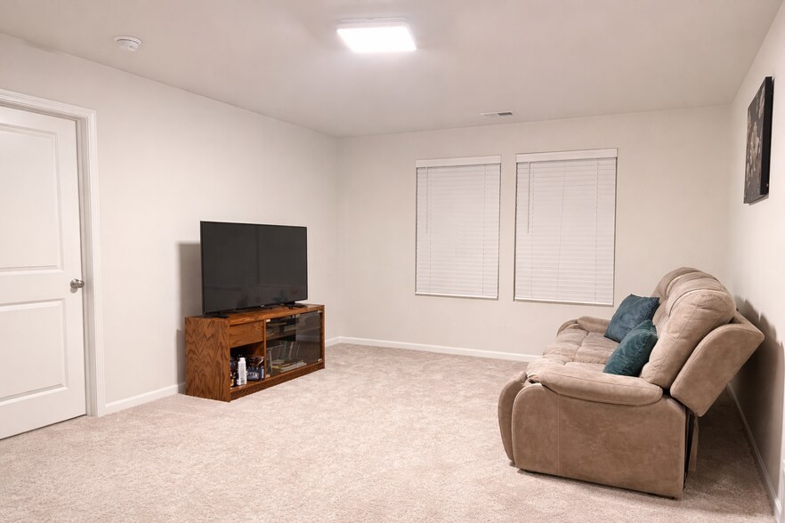 Building Photo - 2286 Beechwood View Dr