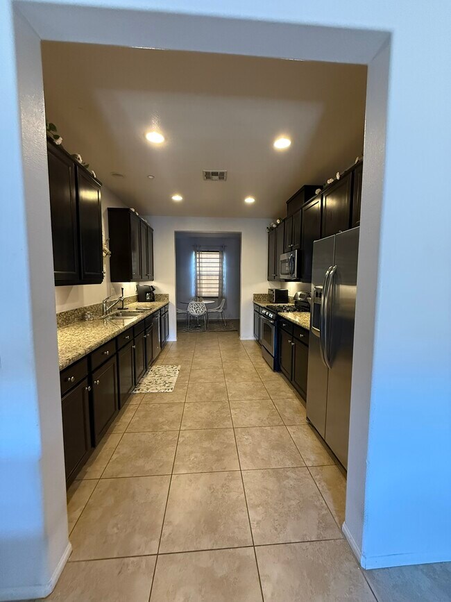 Building Photo - 250 Paseo Bravo