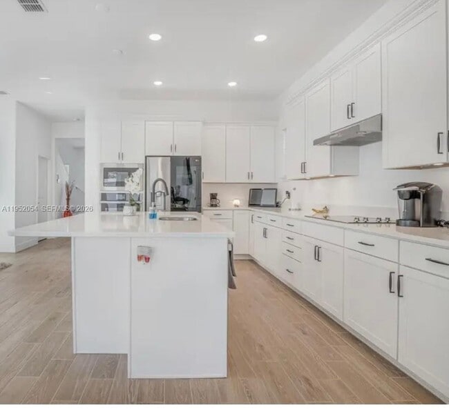 Building Photo - 736 YUKON Ln