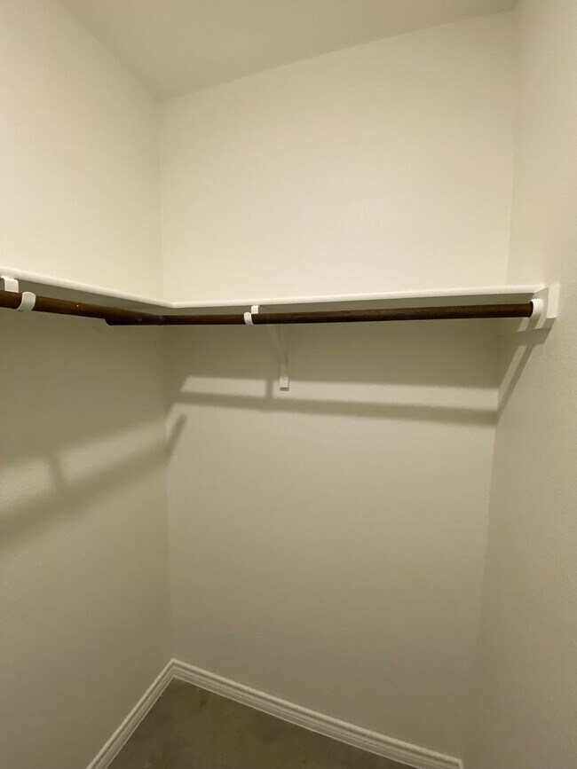 Building Photo - 648 Pacific Crest Trl