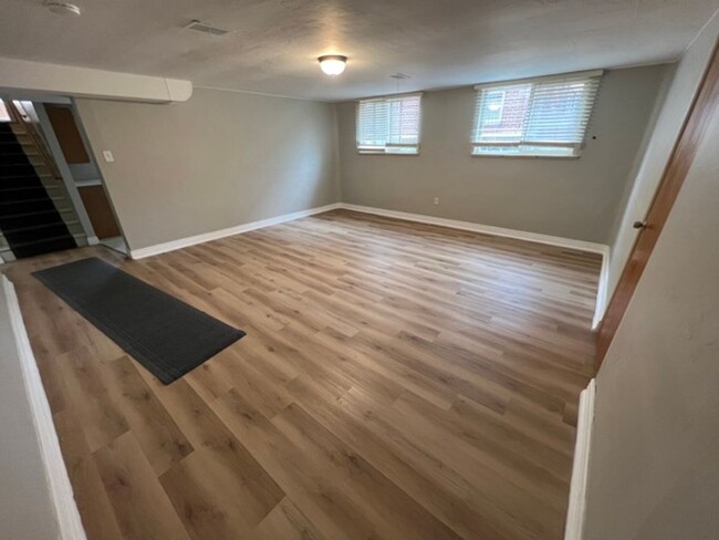 Building Photo - Gorgeous 2 Bedroom home close to Sloan's L...