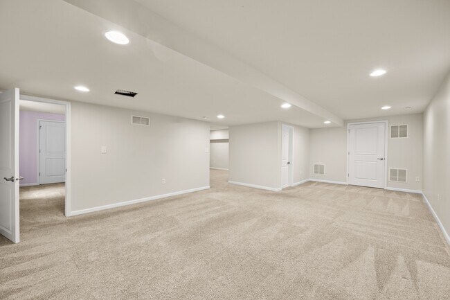 Building Photo - 406 Mary Ann Cir