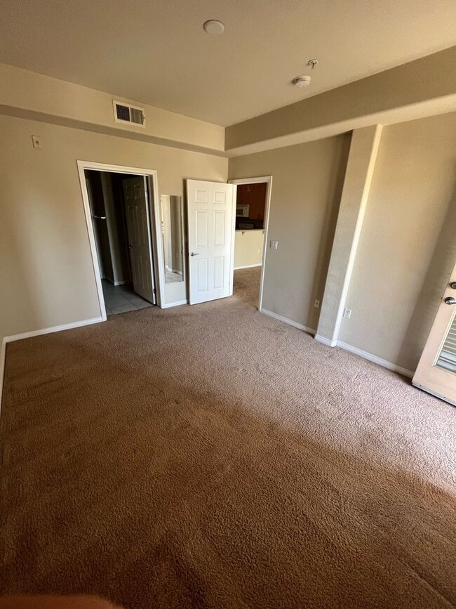 Building Photo - Spacious 2 Bed/2Bath In The Heart Of Downt...