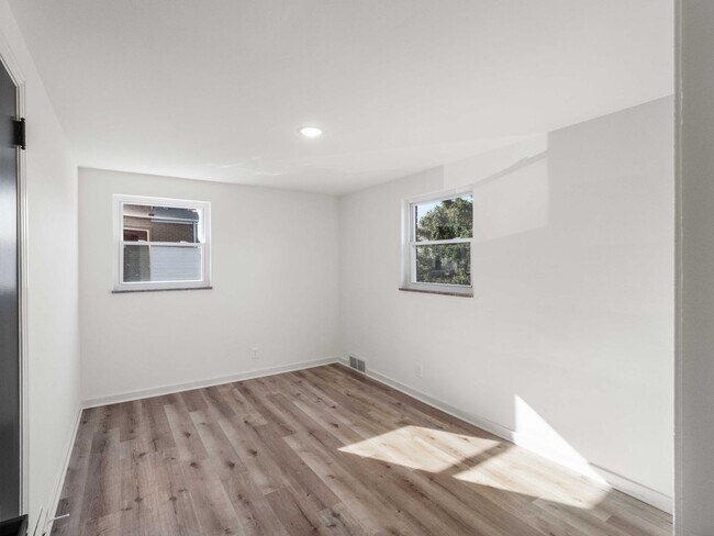 Building Photo - AVAILABLE NOW! STUNNING 3 BEDROOM IN PENN ...