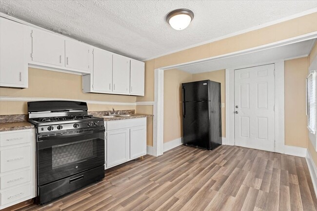 Building Photo - One Bedroom One Bath Unit Available for Im...