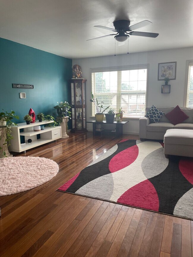 Building Photo - 3 Bedroom Townhome in Mechanicsburg