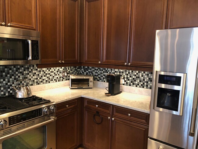 Kitchen - 1604 W Edgewater Ave