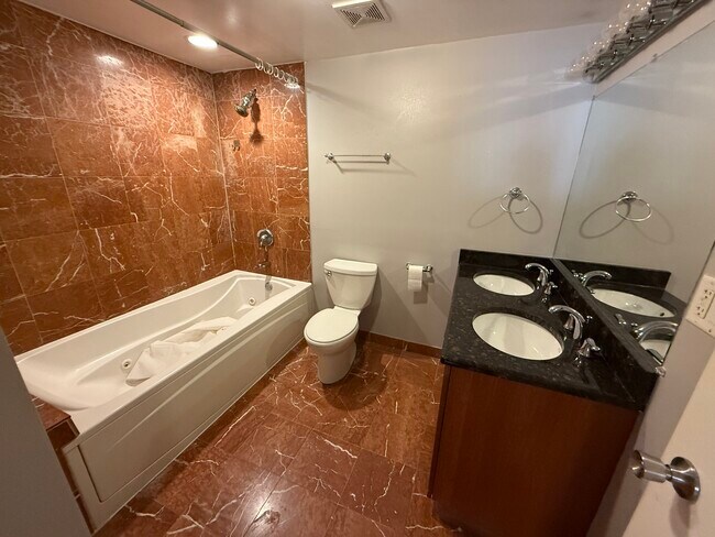 Building Photo - 6954 N Greenview Ave