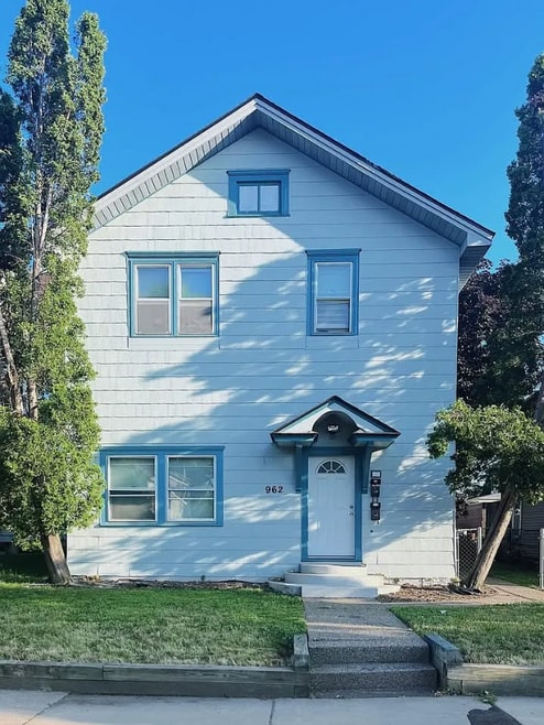 Building Photo - 962 6th St E
