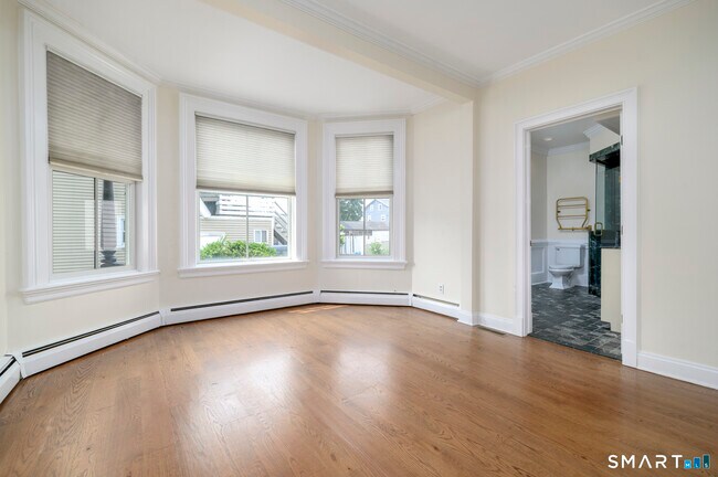 Building Photo - 18 Elm Tree Pl