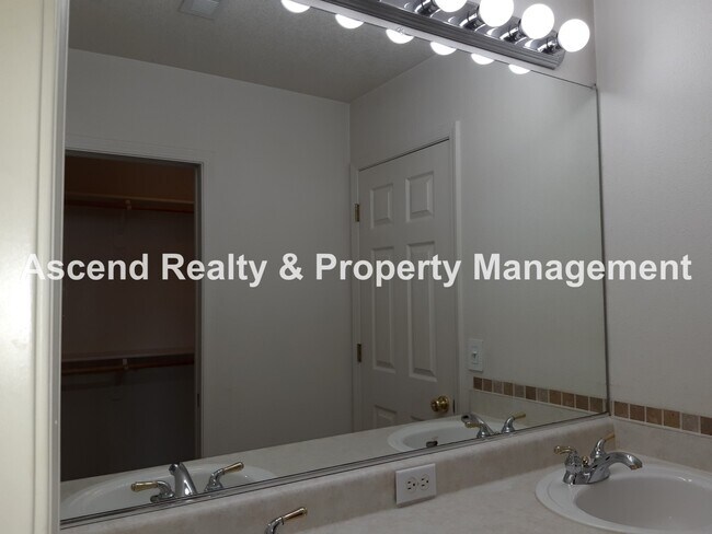 Building Photo - New Price & Available NOW! Great Bethany Location Fenced Yard Quick Access to Nike, Columbia Spor...