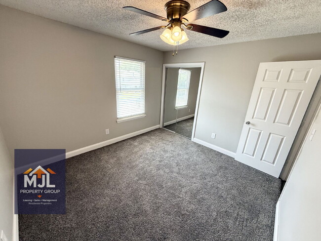 Building Photo - Renovated 2 Bedroom/ 1 Bath Apartment with Garage *READY NOW*