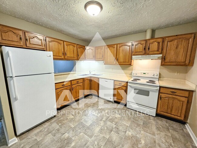 Building Photo - Spacious 2-Bdrm 1.5 Ba Townhouse style Condo in West Knoxville! End Unit!