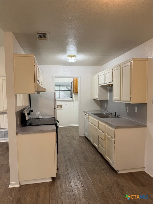 Building Photo - 802 Hackberry St