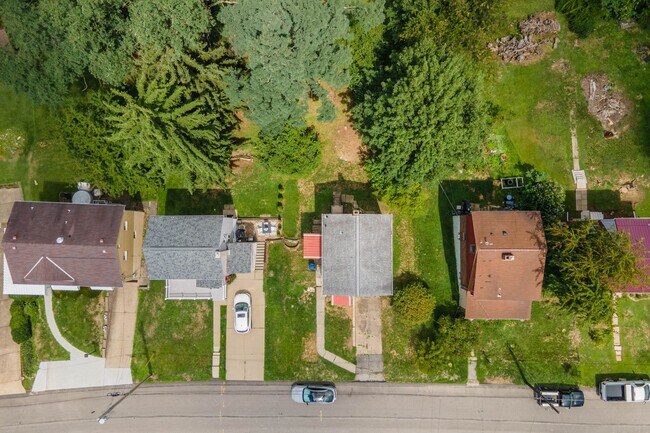 Building Photo - AVAILABLE SEPT 1ST!! GORGEOUS 3 BEDROOM IN...