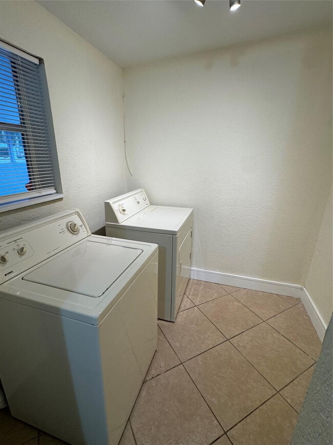 Building Photo - 1608 St