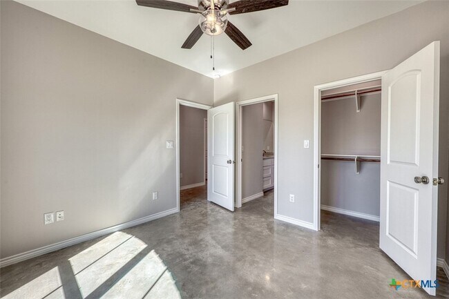 Building Photo - 1516 Stonecrest Dr