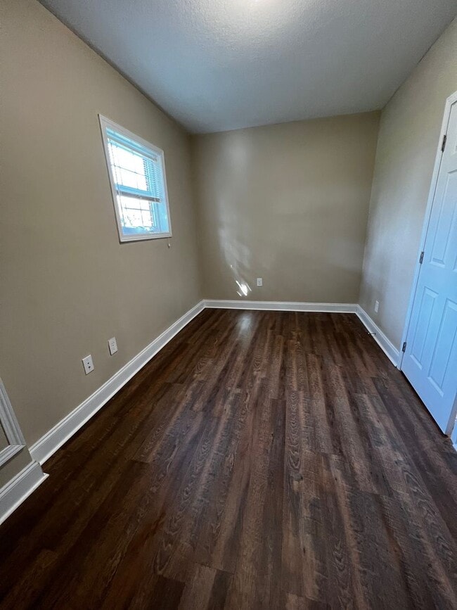Building Photo - 2 Bedroom / 1 Bath  Johnson City, TN