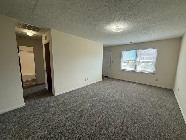 Building Photo - Nice 2 bedroom, 1 bath duplex