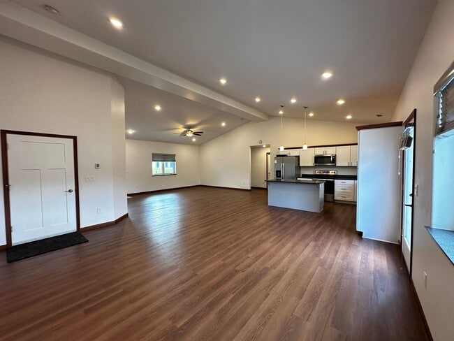 Building Photo - 3 Bed/2 Bath/2 Car Garage/Water Front Home