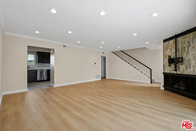 Building Photo - 4710 La Villa Marina