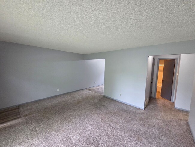 Building Photo - Updated 2 Bedroom / 1 Bathroom in Lee's Summit!!