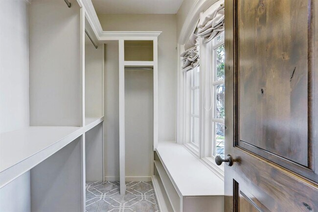 Building Photo - 3749 Olympia Dr