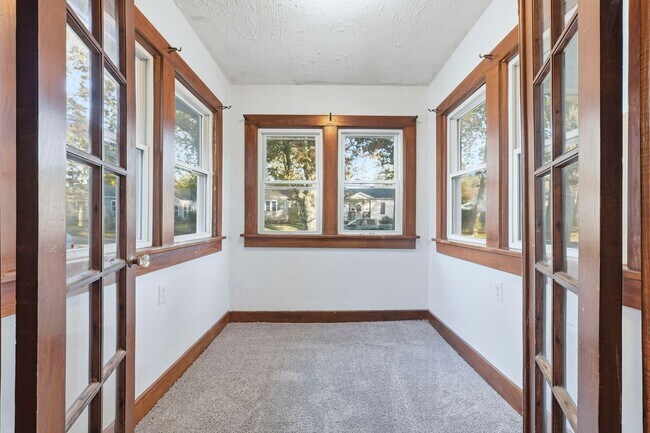 Building Photo - New 2 bedroom house listing!