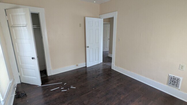Building Photo - Discover this three-bedroom, one-bath home in Cleveland