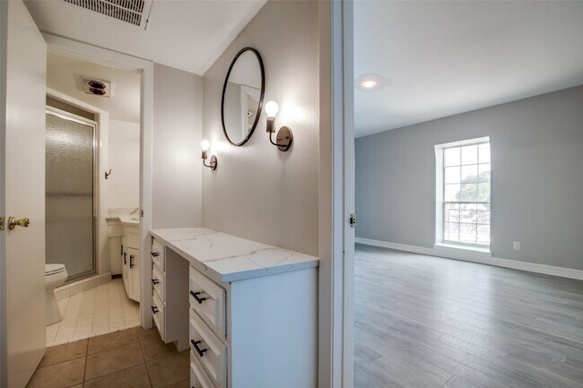 Building Photo - 9025 Rue Cambon St