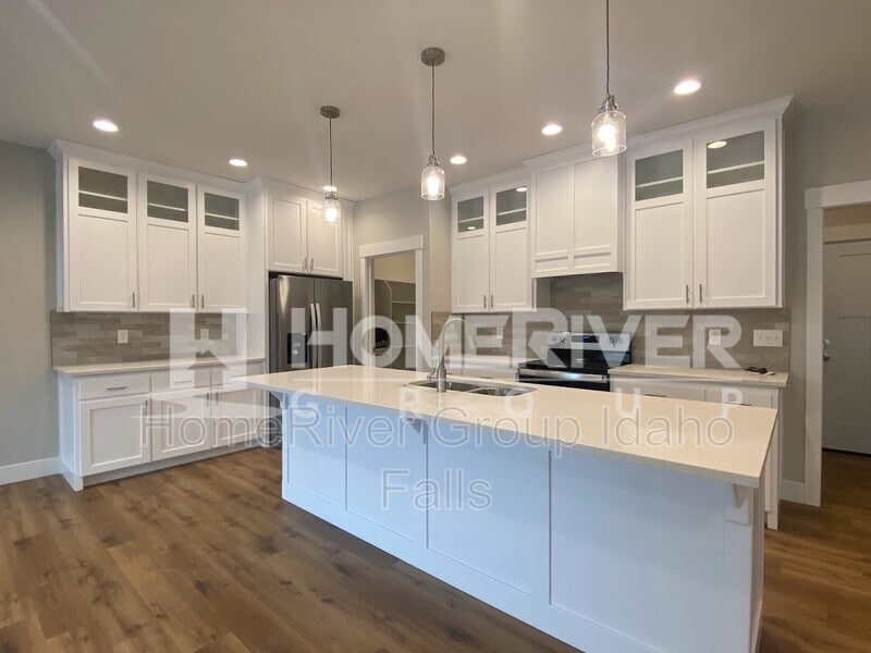 Building Photo - 690 Silvermaple Dr