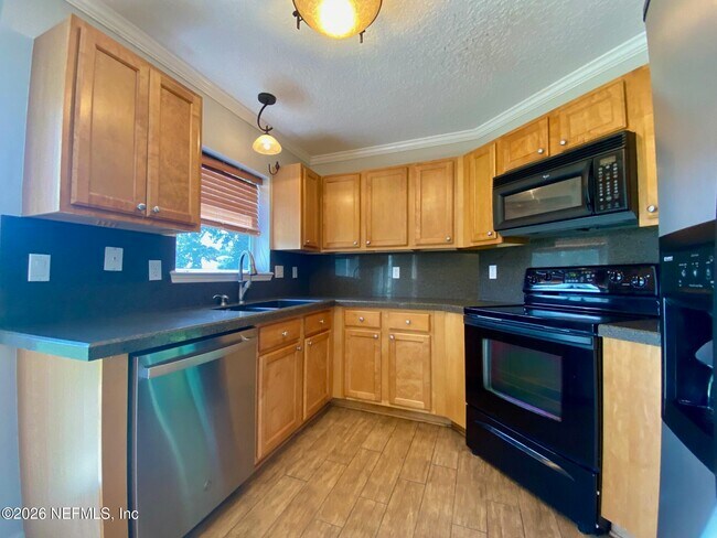 Building Photo - 1530 Vineland Cir