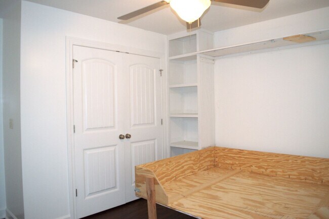 Building Photo - Large 2 Bed 2 Bath House With Lawncare Provided!