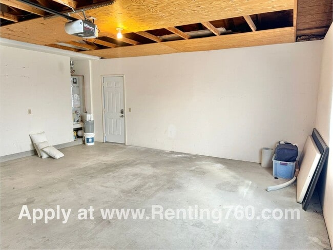 Building Photo - Charming 3 Bedroom 2 Bathroom Home In The Highly Desired Juniper Terrace Neighborhood!!