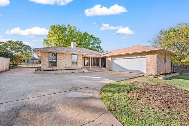 Building Photo - "Charming 3-Bed Oasis with Fireplace in the Heart of Grapevine – 2,238 Sq Ft of Comfort!"