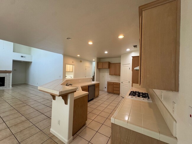Building Photo - 5781 E Kaviland Ave