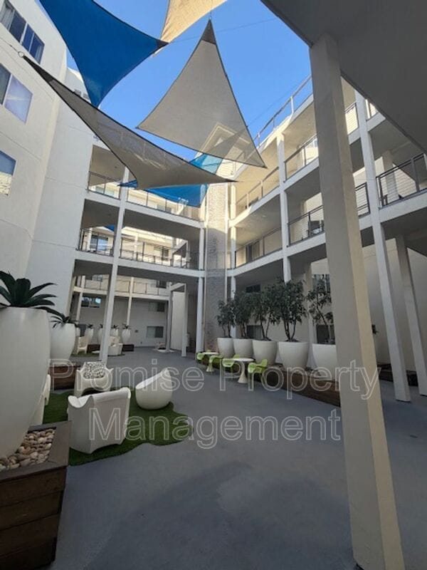 Building Photo - 12837 Moorpark St