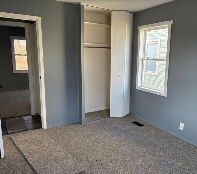 Building Photo - three bedroom one bath home with attached garage for rent