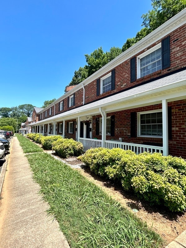 Building Photo - 1215 Green Oaks Ln