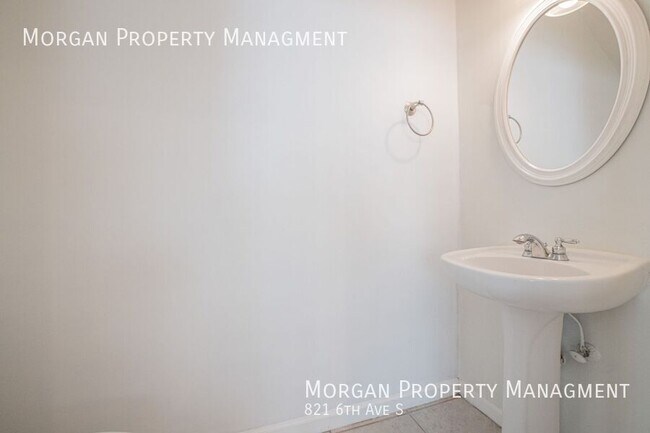 Building Photo - Amazing Freshly Painted Jacksonville Beach...